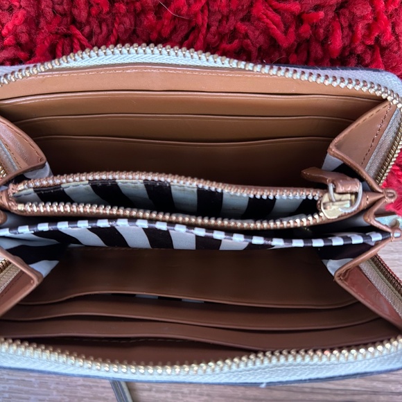 Lot of 2 henry Bendel wallets - Picture 9 of 9